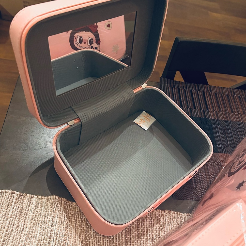 Make-up / Cosmetics / Accessories Box with Labubu “The Monsters” - Picture 2 of 4